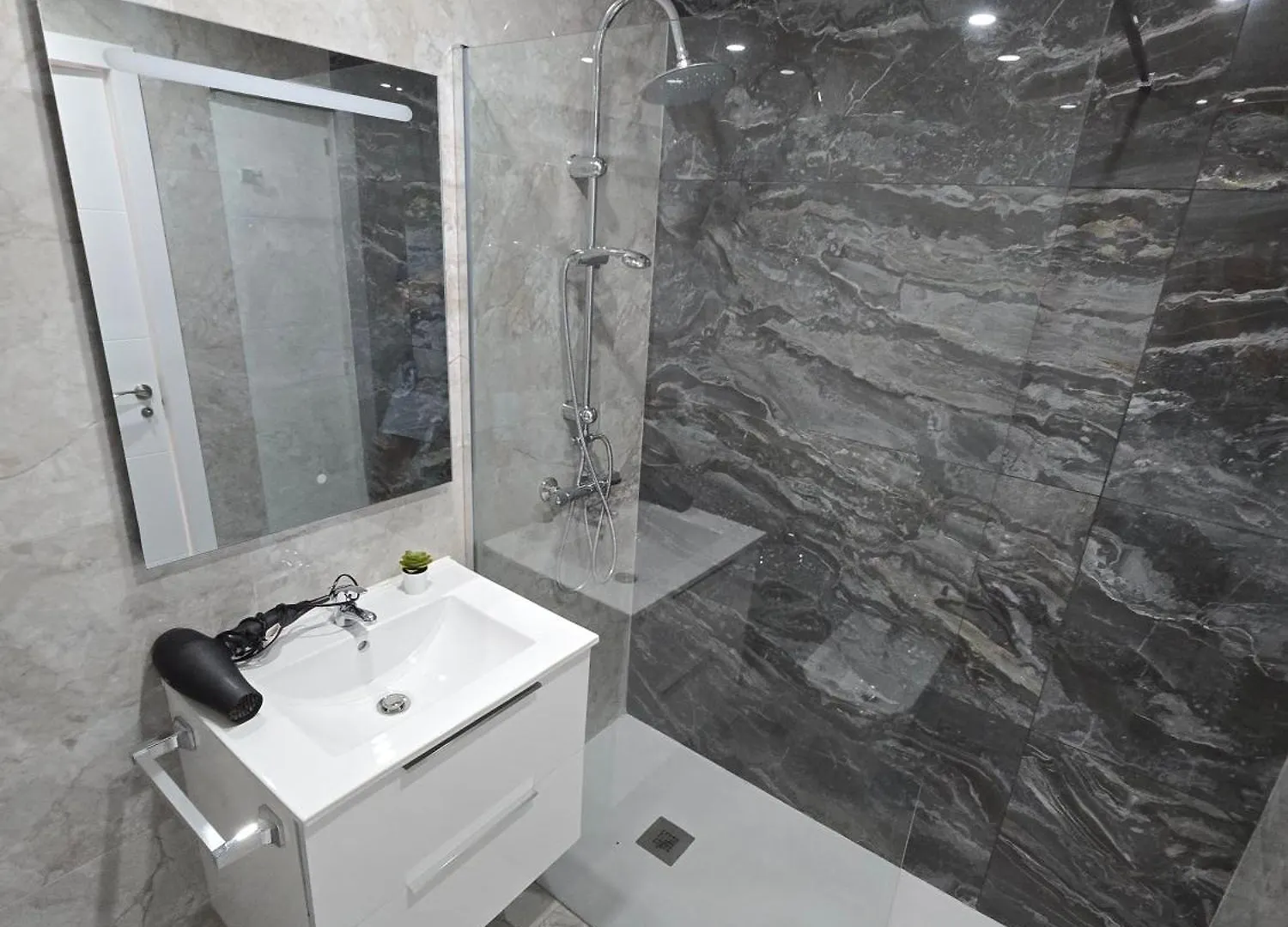 לוס כריסטיאנוס Apartment Eden Mit Beheiztem Pool, Luxurioese Ausstattung Mit Marmorboden, Marmorbadezimmer  לוס כריסטיאנוס